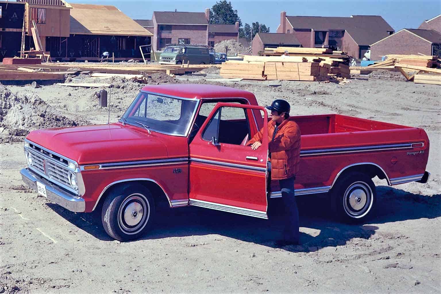洋書 FORD TRUCKS SINCE1905 Ford's F-Series Pickup Truck History, from the Model TT to Today