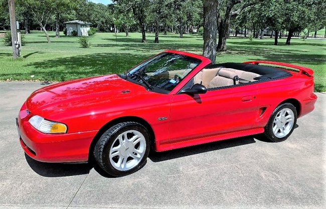 Pick of the Day:1998 Ford Mustang GT convertible parade-ready condition