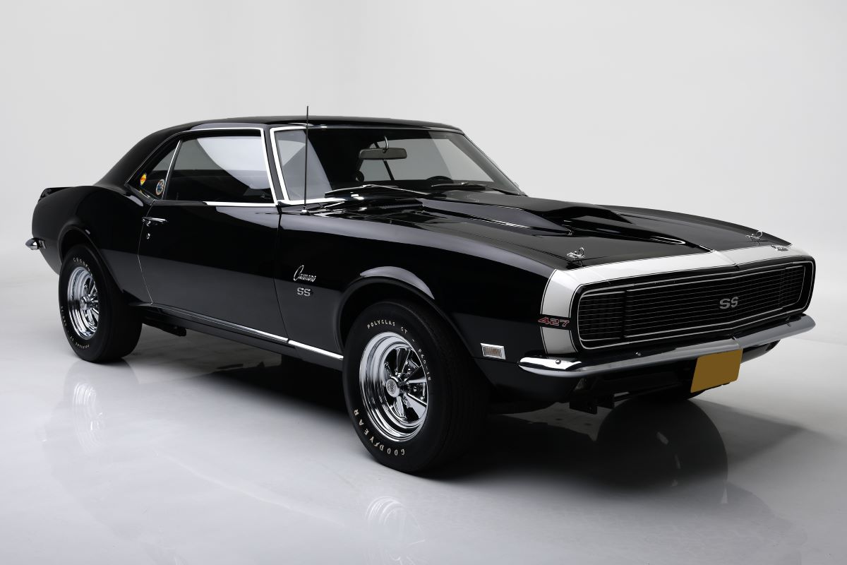 大人女性の AMERICAN LIMITED コルベット（ERTL MOTION 1968BALDWIN MUSCLE ミニカー