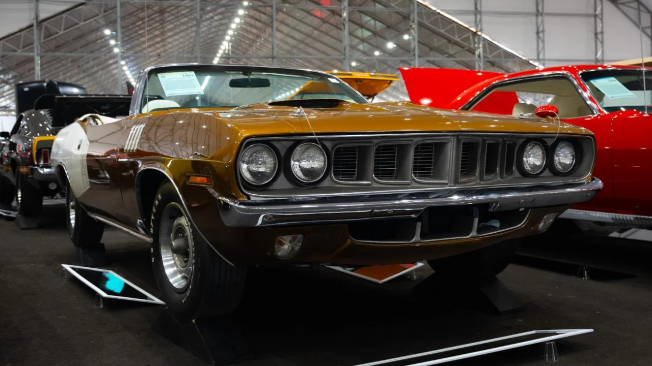 Interesting Finds: Comparing 1971 Barracudas