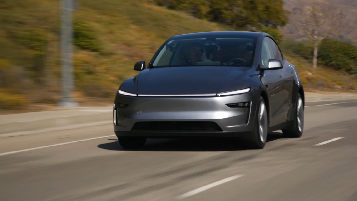 Jay Leno rast im Tesla Model Y 2026 über die Straße