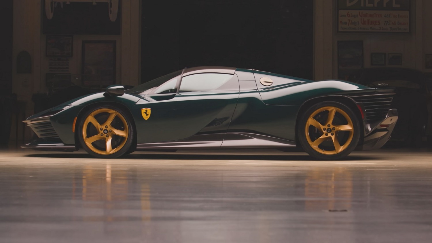 Ein Ferrari Daytona SP3 aus dem Jahr 2025 rast in Jay Lenos Garage.