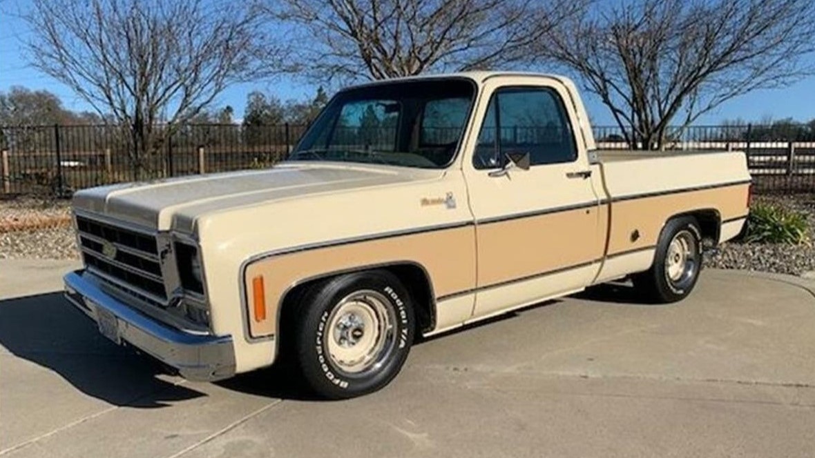 M2 1978　シボレー C10 シルバラード(チェイスカー) M2 Machines 1:64 1978 Chevrolet C10 Silverado Squarebody