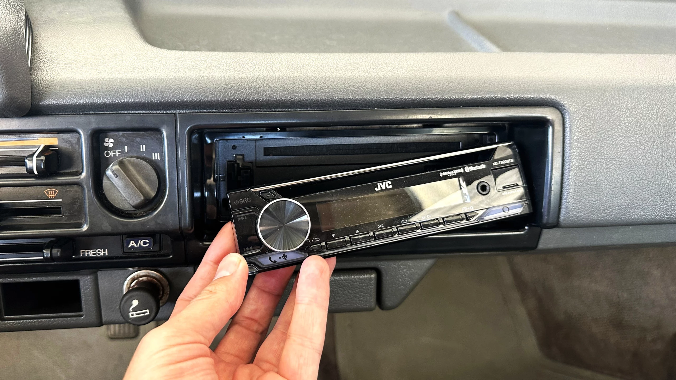 Face Off: Remembering Detachable-Face Radios Face Off: Remembering Detachable-Face Radios