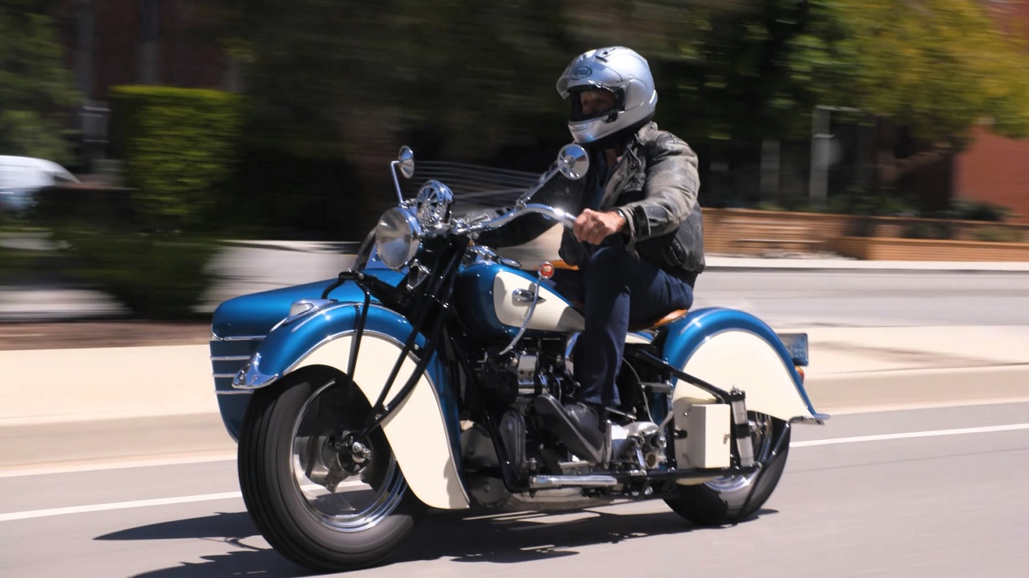 Jay Leno fährt wieder auf seiner restaurierten Indian Chief von 1940