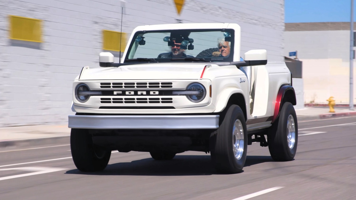 Jay Leno fährt den Ford Bronco Roadster Concept zum 60-jährigen Jubiläum
