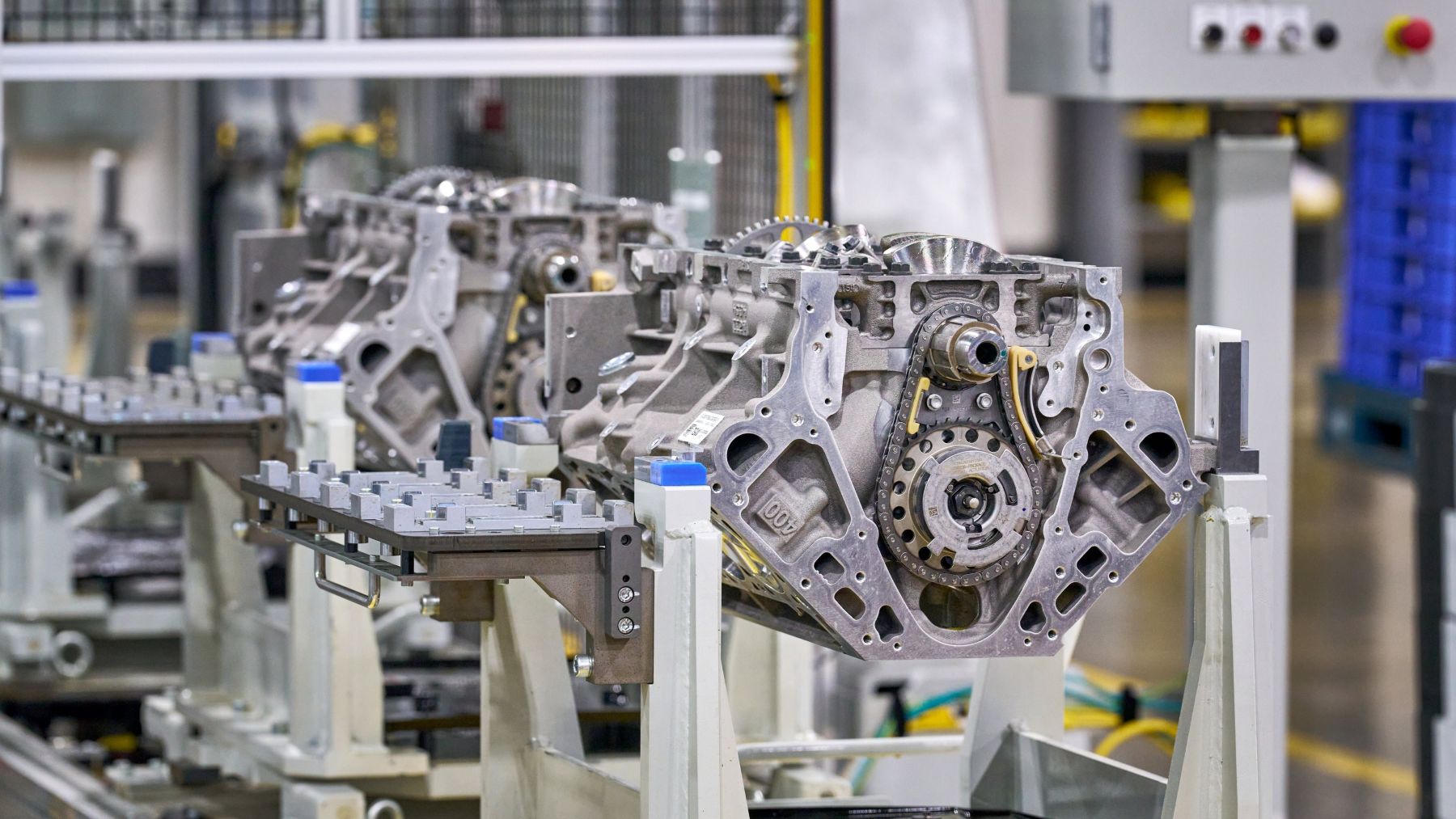 Next-gen GM V-8 Engines: More Displacement, More Power, More Torque Next-gen GM V-8 Engines: More Displacement, More Power, More Torque